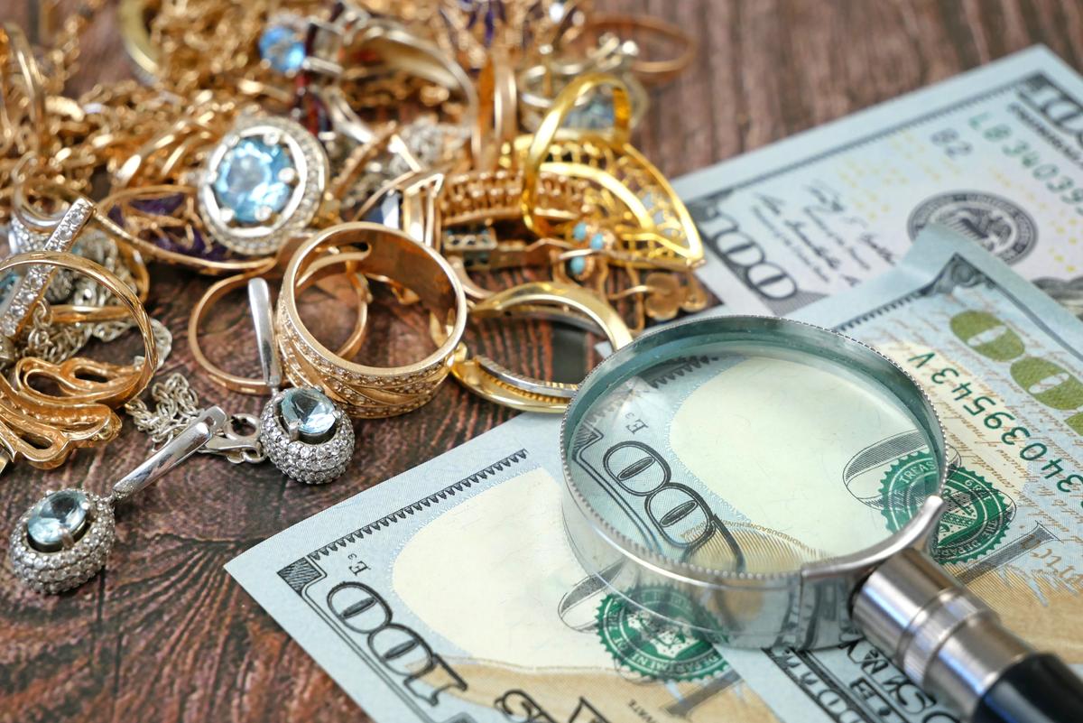 LekeOlushuyi's tweet photo. Gold is great for storing wealth and perfect for displaying "liquidity."

(Yes, I’m trying to keep up with the contemporary Twitter parlance)

You’ve probably heard 12 karat (K) gold earrings, 18K gold chain, 14K this, and 22K that…

What does karat (K) mean? - A thread https://t.co/EmFg6Vjfjh
