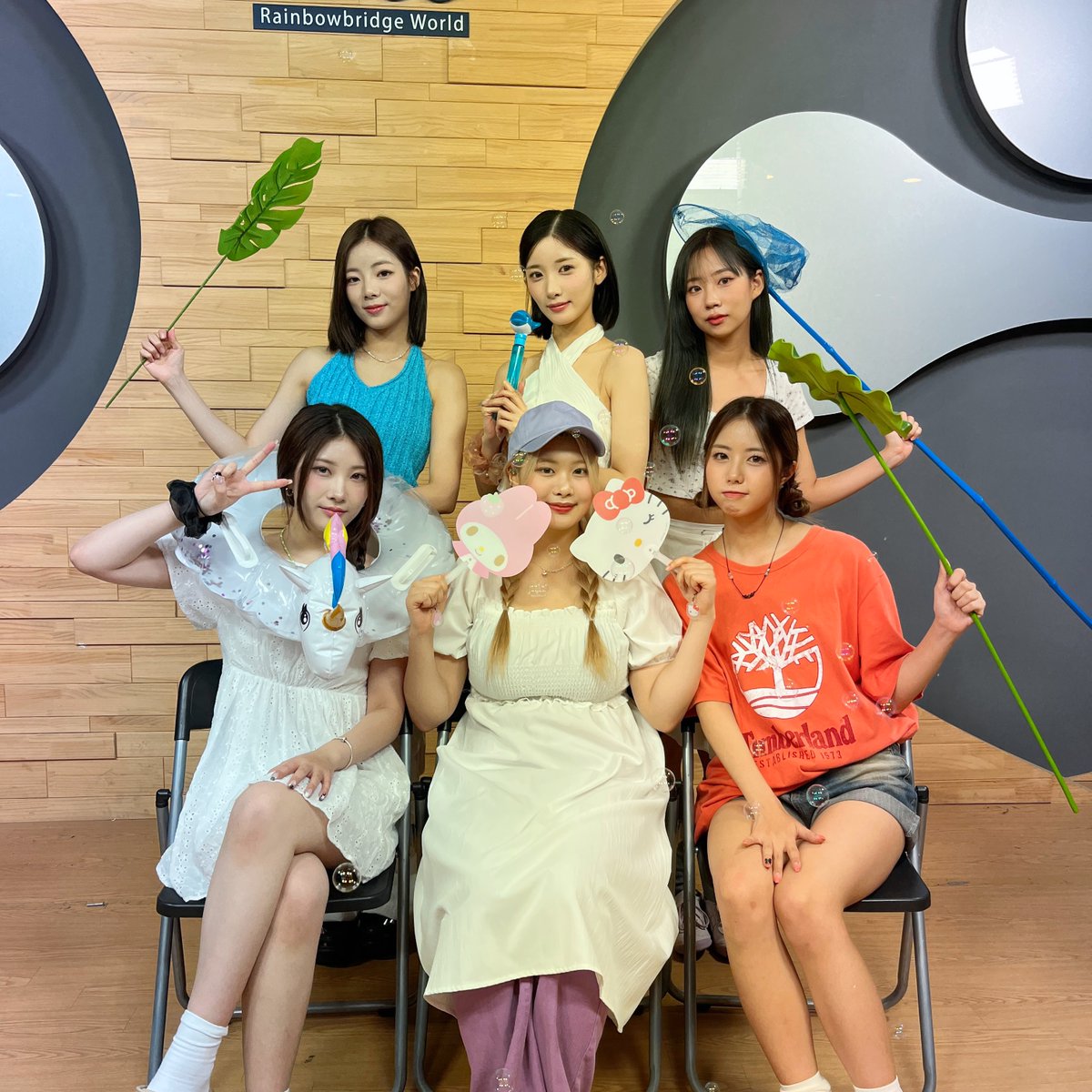 RBW_PURPLEKISS's tweet photo. [#퍼플키스]

플로리 여러분, 퍼플키스만의 알찬 
여름방학 보내기! 어떠셨나요? 
무더운 여름 퍼플키스처럼
시원하게 날려보아요☀

#PURPLE_KISS #PPT #랜덤_여름방학 https://t.co/gTWIFdCPGT