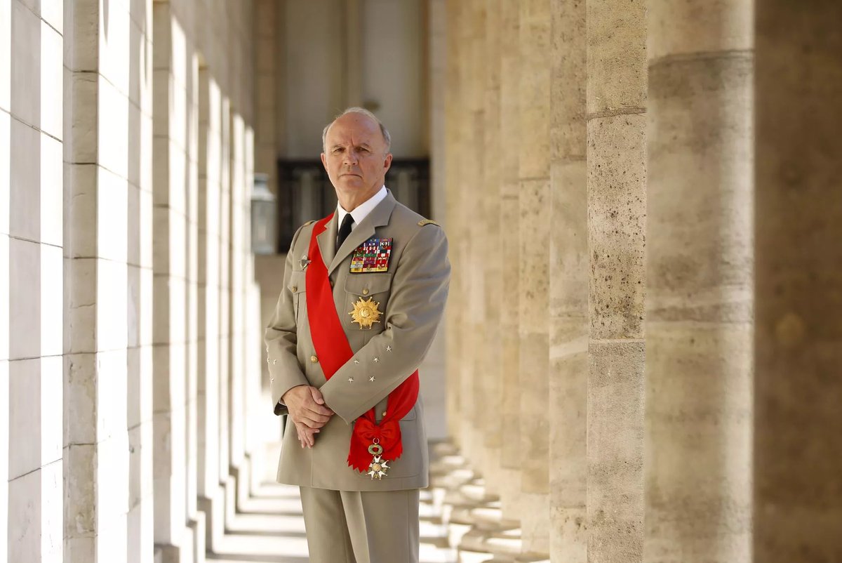 Mathildegzvr's tweet image. Grand général, ancien grand chancelier de la #legiondhonneur et reconstructeur de Notre Dame, Jean Louis Georgelin nous a quitté. 
Toutes mes pensées vont à ses proches. 🕊️ 
Merci pour les services que vous avez rendus à la France 🇫🇷