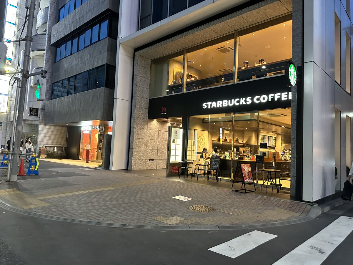 日本の #CostaCoffee 1号店、ここだったか！
スタバもガラガラの渋谷二丁目エリア。
応援でアイスカプチーノ買ってきた。　
#BRITISHMADE 🇬🇧