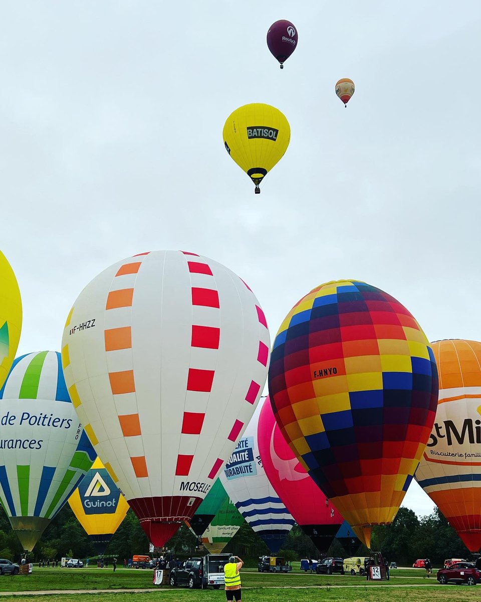 chzamp17's tweet photo. 🌈 Que de beaux souvenirs aux #championnat de #France de #montgolfières 2023 à #Marmande ‼️🎈💙❤️ 🎈#lotetgaronne #sudouest #nouvelleaquitaine #tourisme https://t.co/Wp9m0UrU9u