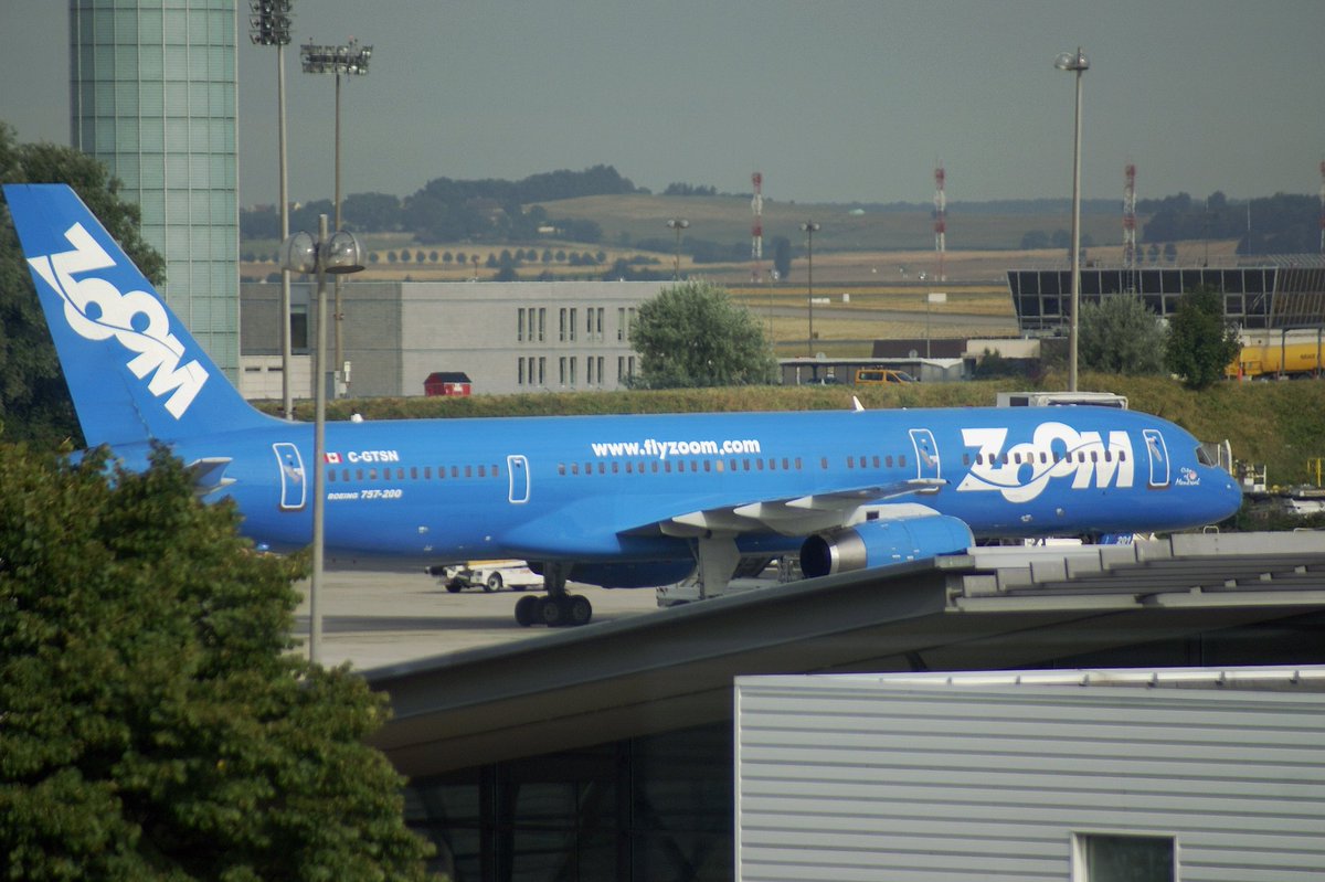 jmlesavions's tweet photo. Le petit avion du jour.
Ces compagnies disparues.
ZOOM Airlines, Canada (2002-2008).
#757 #boeing757 #zoomairlines #cdg #august2008 #cgtsn #avgeeks
#plane #planespotting #aviation #aviationdaily #aviationphotography https://t.co/CjjdxIrIQH
