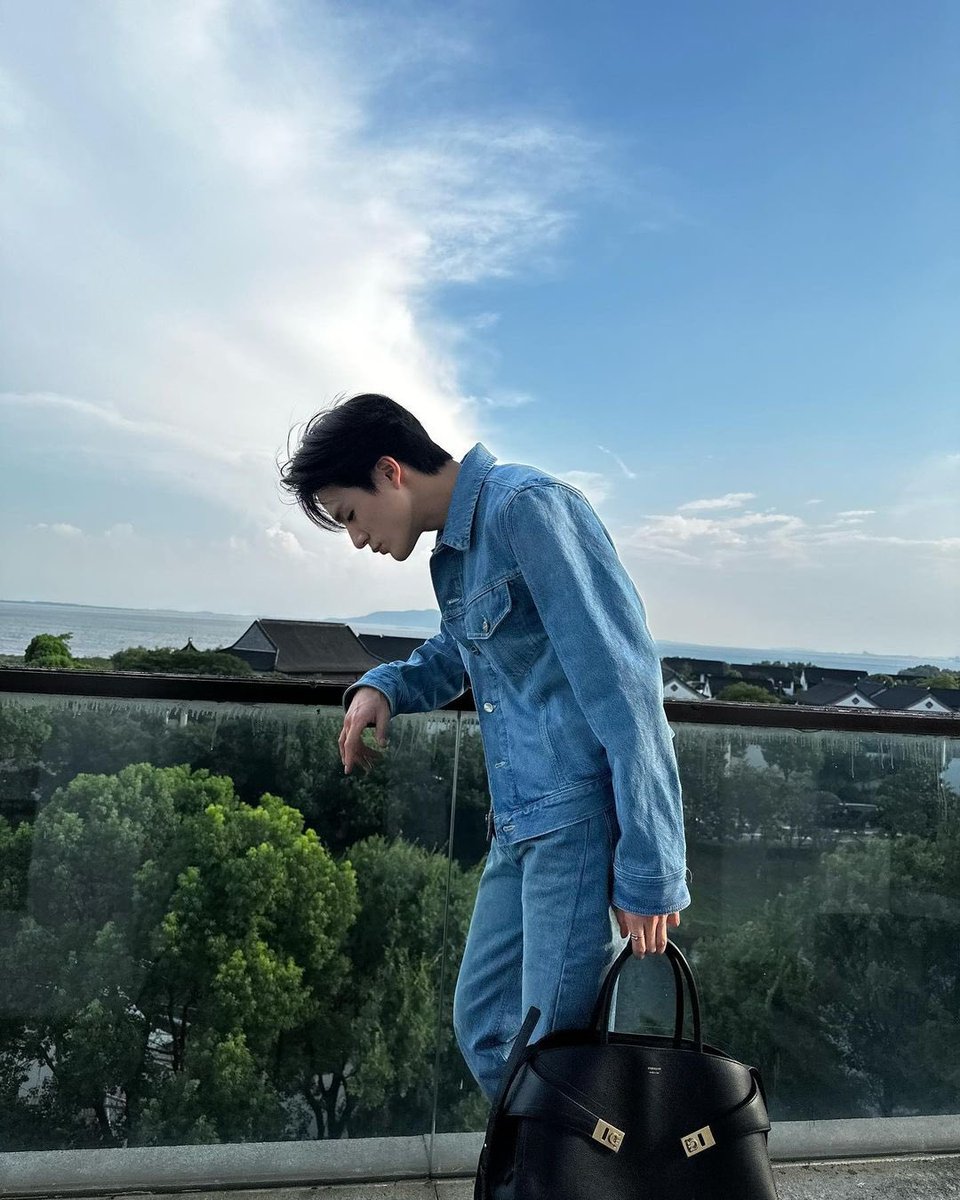 LJNFEED's tweet photo. leejen_o_423 just made a post!

“ 📸#ferragamohugbag #ferragamofw23 @ferragamo @_maximiliandavis_ “ https://t.co/I7YrOToQ8u