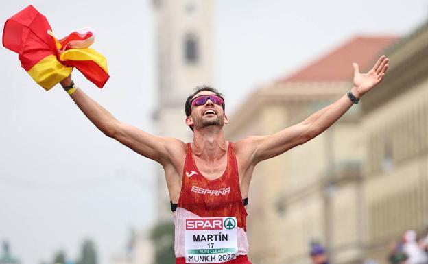 Info_Olimpica's tweet photo. ¡Álvaro Martín CAMPEÓN DEL MUNDO 🥇 de los 20km marcha en Budapest!

🏃 Con esta medalla cumple los criterios de la RFEA y garantiza su plaza 🎟️ en #París2024. https://t.co/NMUz3DHiTT