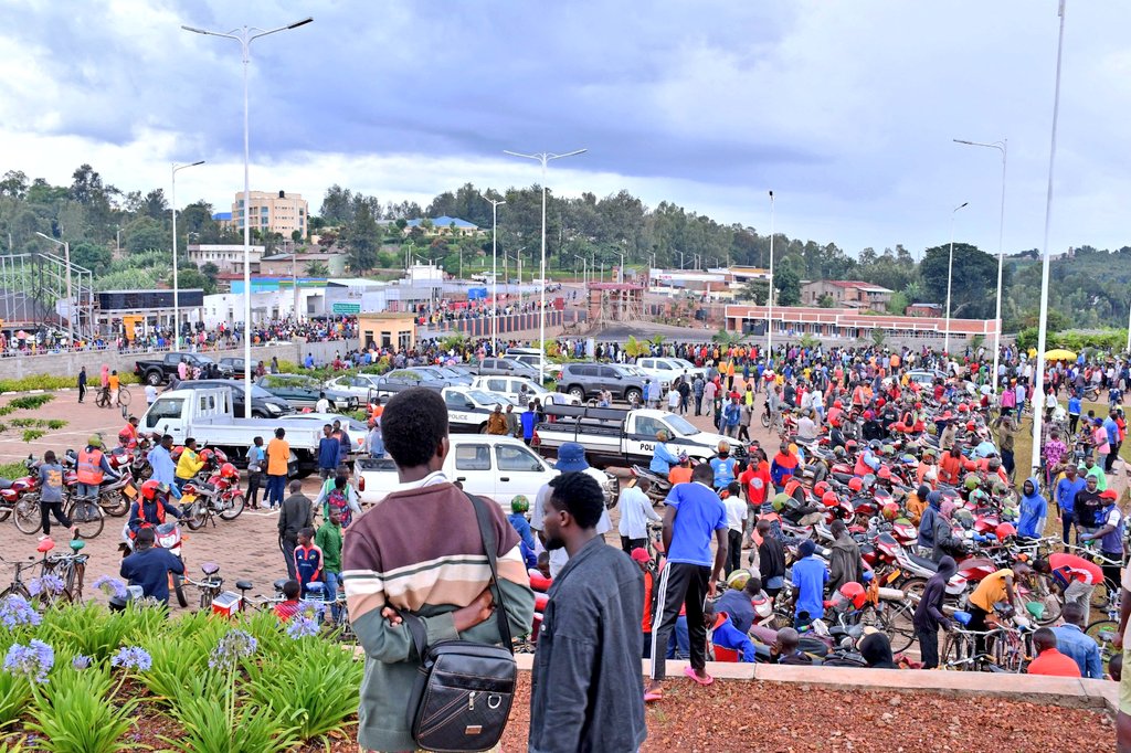NgomaDistrict's tweet photo. Kuri iki cyumweru guhera saa 15h00 ikipe ya @etoile_fc irakira ikipe ya @musanzefc i Ngoma. Turasaba buri wese kugura itike hakiri kare atazacikanwa n'uyu mukino bizadufashe no kwirinda umuvundo
#Kugura itike: *939# ukurikize amabwiriza
#Hitamo igiciro: 1000Frw,2000Frw, 5000Frw https://t.co/ZxR4xJXytN