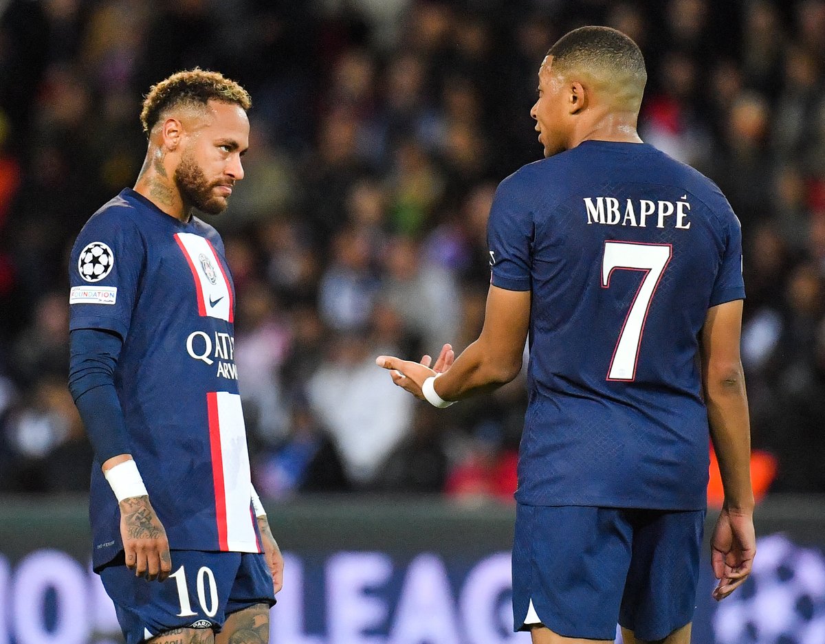 🚨 Neymar 🇧🇷 aurait organisé une fête d'adieu, à laquelle Kylian Mbappé 🇫🇷 n'était pas invité. ❌🎉

Marquinhos 🇧🇷 était notamment présent.

(<a href="/lequipe/">L'Équipe</a>)