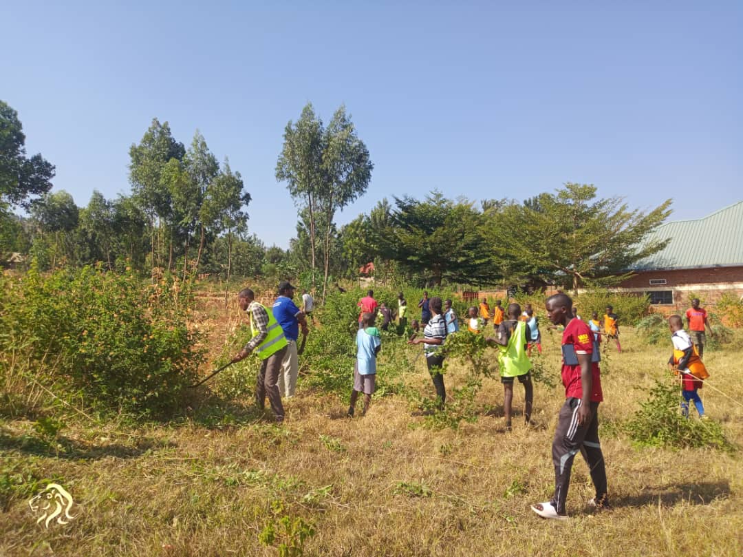 SectorKabarore's tweet photo. Mu Murenge wa @SectorKabarore ,twazindukiye mu muganda wihariye w'Urubyiruko wibanze ku gukora amasuku,aho nyuma y'umuganda urubyiruko rwaganirijwe ku #kunywaless no kwihangira imirimo
@GatsiboDistrict https://t.co/MHSZAZ27BP