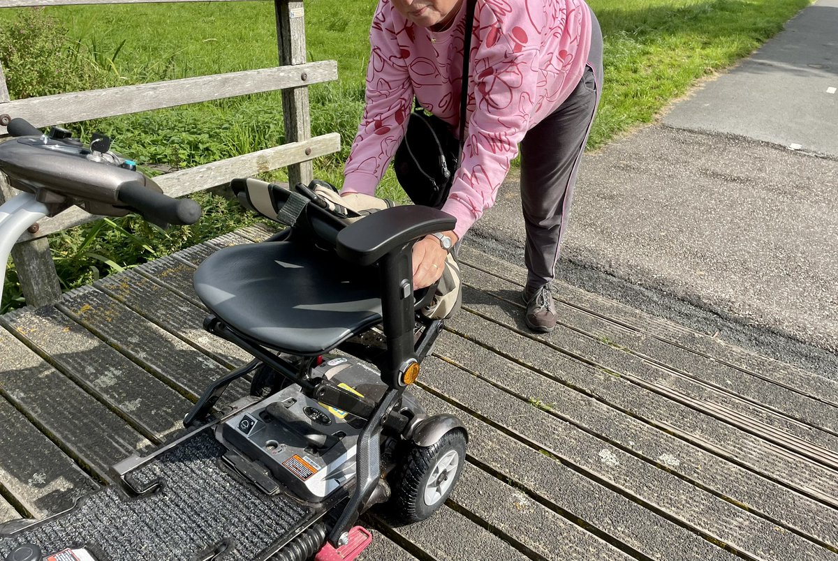 Sind mn tweet van 8-7 en jullie reactie van oppakken 1 scootmobiel gevallen, 3 zijn omgedraaid en 1 heeft na een bijna val geduwd. <a href="/gemkadij/">Krimpen a/d IJssel</a> schandalig hoe jullie omgaan met meldingen. Bewoners geven aan geen opvolging wijkwethouder te ontvangen. <a href="/ZHLandschap/">Zuid-Hollands Landschap</a> gevaarlijk. <a href="/ADnl/">AD.nl</a>