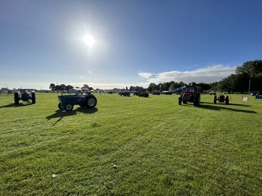 NVTEC_Lincs's tweet photo. What a beautiful morning first thing for the vintage tractor exhibitors collecting their exhibit numbers for the start of the 2024 Lincolnshire Steam and Vintage Rally. If your visiting this year do come and say hi. https://t.co/uCp12fOohW