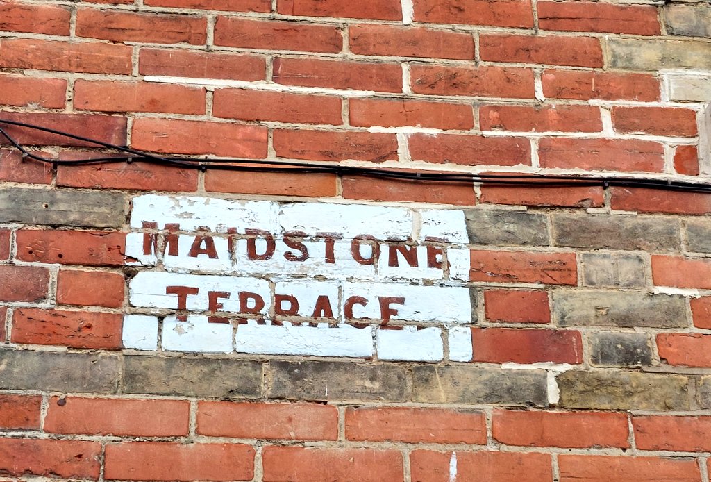 artcath's tweet image. Here is Maidstone Terrace referencing the common practice of using place names, together with an architectural description. #Winchester #HouseNames #Victorian #Edwardian @HouseHistorian @HouseHistoryHr