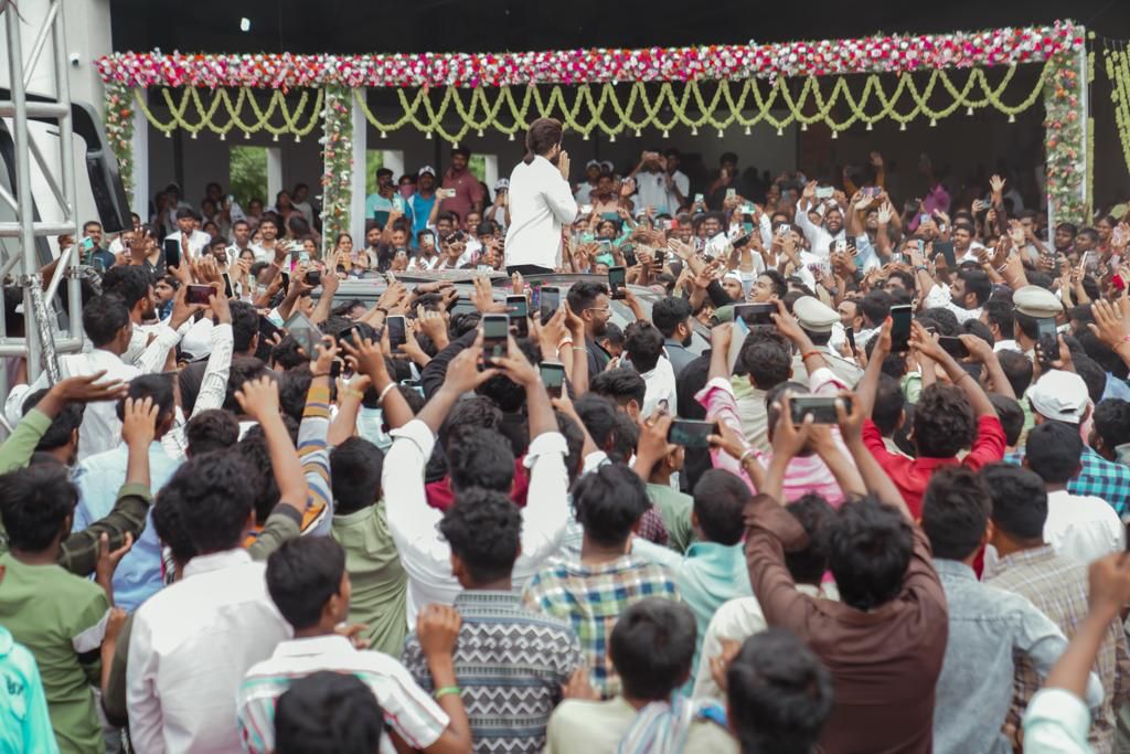 A true testament to the immense love and adoration the fans hold.🔥 Icon 🌟@alluarjun gets a MASSIVE welcome from the fans with a colossal garland during his visit to Nalgonda for the launch of the Kancharla Convention Center Today! #AlluArjun #Pushpa2TheRule #TeluguFilmNagar