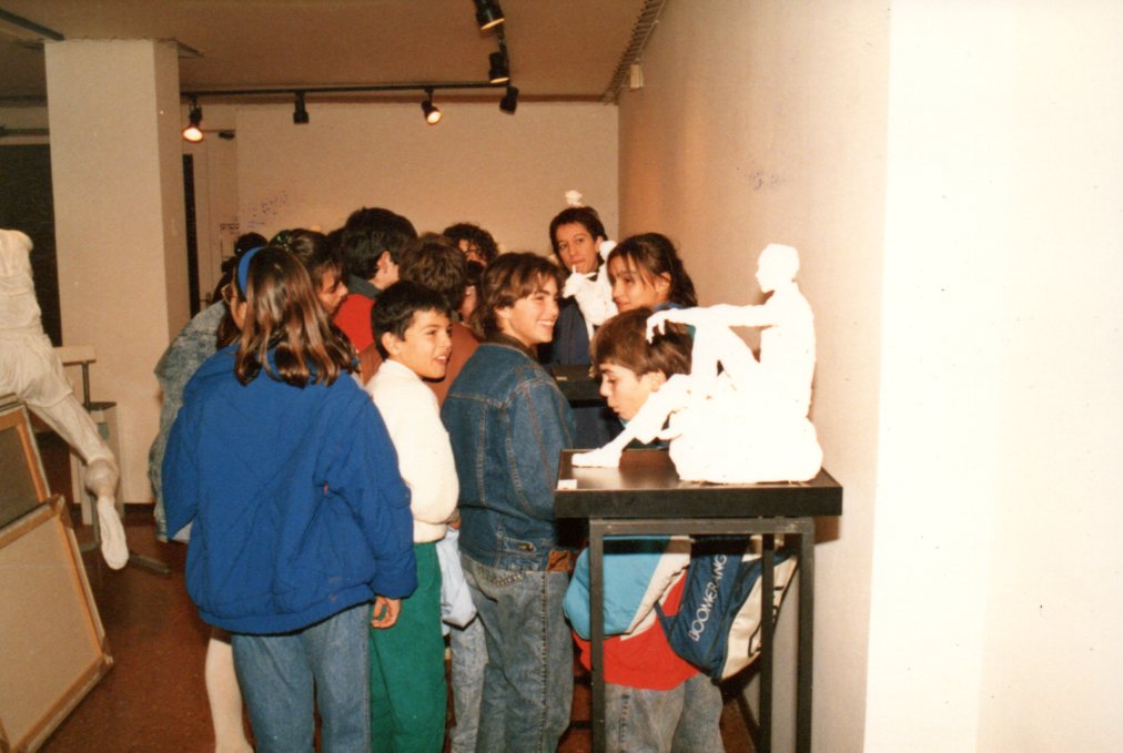 Canals_Galeria's tweet photo. Imatge  històrica de 1988, el nostre espai històricament sempre ha apropat l'art  als joves. Una imatge del nostre arxiu en que un grup de joves  contemplen obres de l'escultor Anglés.

#catalunya #artistes #europe #galeries #AgendaArt #compraart #actualidad #laculturaacasa https://t.co/6w5MuJDWZq