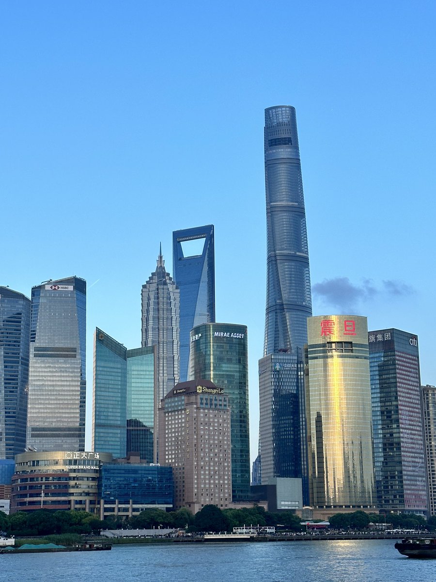 Un insolito cielo blu #shanghai #siviaggiare