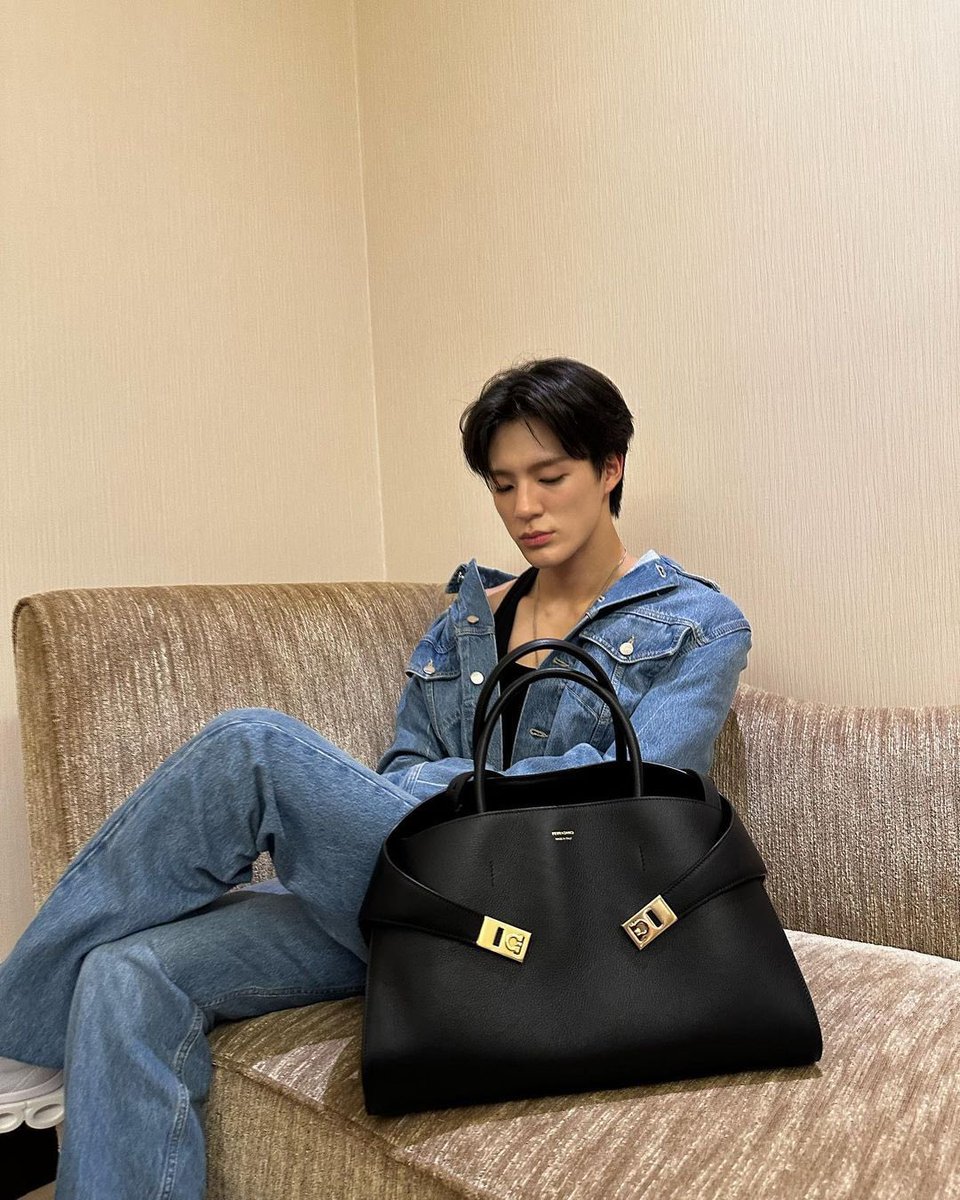 jnomoong's tweet image. ชุดยีนส์เหมือนเดิม เพิ่มเติมคือเลิกกันแล้วค่ะ