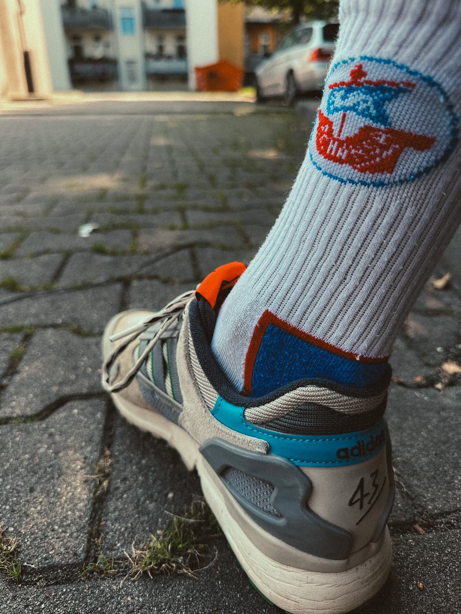 In den 90ern, oh wie fein,
Trug Hansa Socken, bunt und klein.
Ein Trend vergangen, doch nie verweht,
Erinnerung an die Zeit steht.

#Hansa #FCHh69
