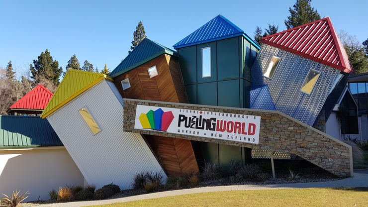 kintiew360's tweet photo. Puzzling World เมืองพิศวง ที่ New Zealand ตั้งที่เมือง Wanaka เป็นเมืองปริศนา ที่มี 2 ส่วนสำคัญคือ ส่วนที่เป็นห้องพิศวงจะมีงานศิลปะที่ลวงตาเรา และ เขาวงกต ค่าตั๋ว 25$NZ ก็ประมาณ 500 บาท

ด้านในก็จะเป็นงานศิลปะลวงตา เดินแบบชิล ๆ ถ่ายภาพได้ แต่จะมีห้องนึงมันถ่ายากมากมันลวงตาเอียงจนผมแทบจะเดินไปด้านหน้าไม่ได้ เอาแค่ชีวิตรอดเดินออกมาก็ยากแล้ว

ส่วนที่ 2 เขาวงกต ส่วนนี้ตอนแรกมผคิดว่า เด็ก ๆ หน่าดูไม่ใหญ่ แต่พอไปเล่นแล้ว โอ้ โห หลงครับ หาทางออกยากมาก โดยถ้าจะเล่นจริง ๆ แล้วเราจะต้องไปเก็บจุดให้ครบ 4 จุดด้วย ก่อนจะออกไปได้

#เที่ยว #ต่างประเทศ #นิวซีแลนด์