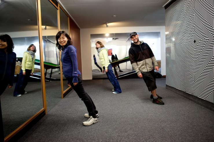 kintiew360's tweet photo. Puzzling World เมืองพิศวง ที่ New Zealand ตั้งที่เมือง Wanaka เป็นเมืองปริศนา ที่มี 2 ส่วนสำคัญคือ ส่วนที่เป็นห้องพิศวงจะมีงานศิลปะที่ลวงตาเรา และ เขาวงกต ค่าตั๋ว 25$NZ ก็ประมาณ 500 บาท

ด้านในก็จะเป็นงานศิลปะลวงตา เดินแบบชิล ๆ ถ่ายภาพได้ แต่จะมีห้องนึงมันถ่ายากมากมันลวงตาเอียงจนผมแทบจะเดินไปด้านหน้าไม่ได้ เอาแค่ชีวิตรอดเดินออกมาก็ยากแล้ว

ส่วนที่ 2 เขาวงกต ส่วนนี้ตอนแรกมผคิดว่า เด็ก ๆ หน่าดูไม่ใหญ่ แต่พอไปเล่นแล้ว โอ้ โห หลงครับ หาทางออกยากมาก โดยถ้าจะเล่นจริง ๆ แล้วเราจะต้องไปเก็บจุดให้ครบ 4 จุดด้วย ก่อนจะออกไปได้

#เที่ยว #ต่างประเทศ #นิวซีแลนด์