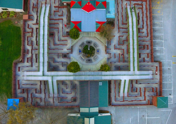 kintiew360's tweet photo. Puzzling World เมืองพิศวง ที่ New Zealand ตั้งที่เมือง Wanaka เป็นเมืองปริศนา ที่มี 2 ส่วนสำคัญคือ ส่วนที่เป็นห้องพิศวงจะมีงานศิลปะที่ลวงตาเรา และ เขาวงกต ค่าตั๋ว 25$NZ ก็ประมาณ 500 บาท

ด้านในก็จะเป็นงานศิลปะลวงตา เดินแบบชิล ๆ ถ่ายภาพได้ แต่จะมีห้องนึงมันถ่ายากมากมันลวงตาเอียงจนผมแทบจะเดินไปด้านหน้าไม่ได้ เอาแค่ชีวิตรอดเดินออกมาก็ยากแล้ว

ส่วนที่ 2 เขาวงกต ส่วนนี้ตอนแรกมผคิดว่า เด็ก ๆ หน่าดูไม่ใหญ่ แต่พอไปเล่นแล้ว โอ้ โห หลงครับ หาทางออกยากมาก โดยถ้าจะเล่นจริง ๆ แล้วเราจะต้องไปเก็บจุดให้ครบ 4 จุดด้วย ก่อนจะออกไปได้

#เที่ยว #ต่างประเทศ #นิวซีแลนด์