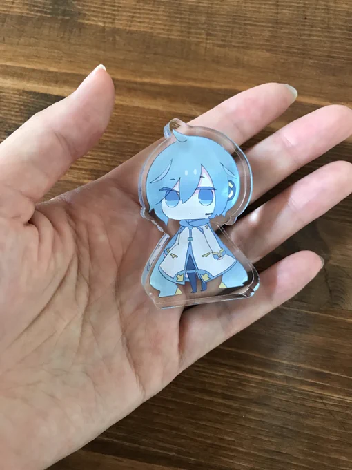 KAITOの自立アクリルブロック、思ったより早く届きそうです!商品確認して問題なければ8/21月曜日の21時ごろにはbooth通販開始できると思います背の高さは6センチくらいで、厚みが1センチくらい。写真は前回お試しで作ったものです。参考にしてください 