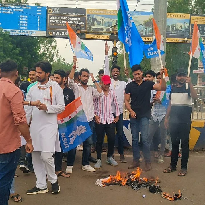 NSUIGUNA's tweet photo. आज गुना में NSUI जिला अध्यक्ष फलेशु राज सिंह सिसौदिया जी के नेतृत्व में श्रीमती प्रियंका गाँधी जी,श्री कमलनाथ जी,श्री अरूण यादव जी एव अन्य कांग्रेस नेताओं पर मध्यप्रदेश सरकार द्वारा की गई फ़र्ज़ी FIR के विरोध मे मुख्यमंत्री शिवराज सिंह का पुतला दहन किया गया @NSUIMP @JVSinghINC https://t.co/pPq0Vy4yor