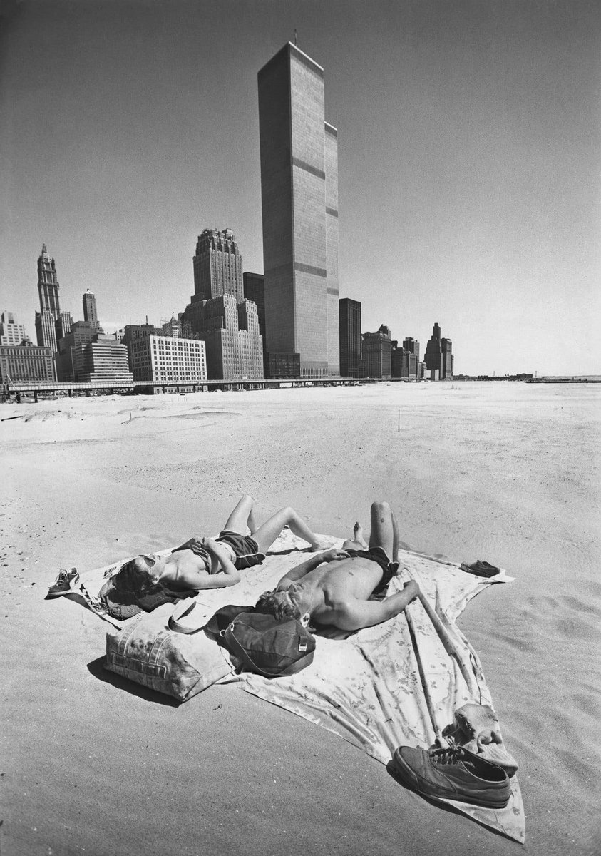 Pedro_Torrijos's tweet image. ¿Sabíais que hubo una vez una playa en pleno Manhattan, y además estaba al lado de las Torres Gemelas?

Y sin embargo, estaba prohibida la entrada y ni siquiera era una verdadera playa. Aunque eso no importó demasiado a algunos neoyorquinos.

Esta es la historia: Nueva York se ha…