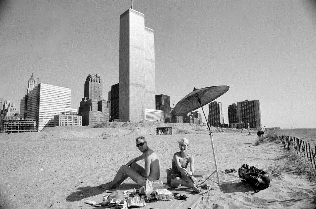Pedro_Torrijos's tweet image. ¿Sabíais que hubo una vez una playa en pleno Manhattan, y además estaba al lado de las Torres Gemelas?

Y sin embargo, estaba prohibida la entrada y ni siquiera era una verdadera playa. Aunque eso no importó demasiado a algunos neoyorquinos.

Esta es la historia: Nueva York se ha…