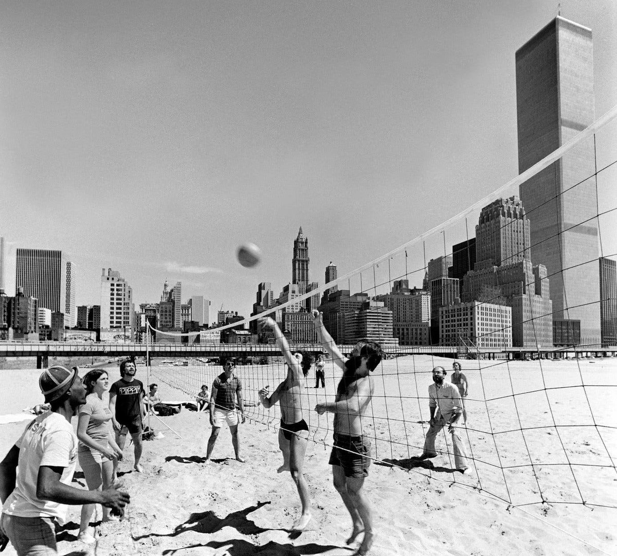 Pedro_Torrijos's tweet image. ¿Sabíais que hubo una vez una playa en pleno Manhattan, y además estaba al lado de las Torres Gemelas?

Y sin embargo, estaba prohibida la entrada y ni siquiera era una verdadera playa. Aunque eso no importó demasiado a algunos neoyorquinos.

Esta es la historia: Nueva York se ha…