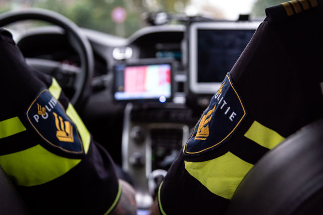 Beste ouders, opa’s, oma’s etc. 
Het is niet handig om tegen uw kinderen of kleinkinderen te zeggen dat wij ze komen arresteren als ze stout zijn geweest. Wij willen juist dat ze naar ons toe komen als ze bang zijn en niet van ons wegrennen. Namens alle politieagenten bedankt.