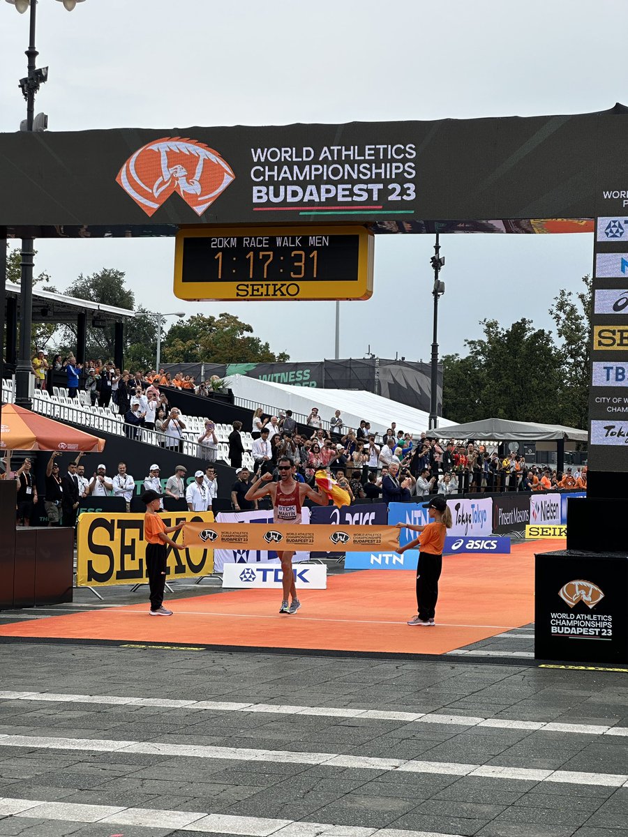 atletismoRFEA's tweet photo. 🥇 EL PRIMER CAMPEÓN DEL MUNDO DE BUDAPEST ES ESPAÑOL 🇪🇸

Lo ha luchado, lo ha perseguido durante años, y ya tiene el reconocimiento mundial que merece. 🙌🏼

¡@Alvaroatletismo, 𝗲𝗹 𝗺𝗲𝗷𝗼𝗿 𝗱𝗲𝗹 𝗠𝘂𝗻𝗱𝗼!

#EspañaAtletismo #PasiónPorCompetir https://t.co/4U7iOmzDE8