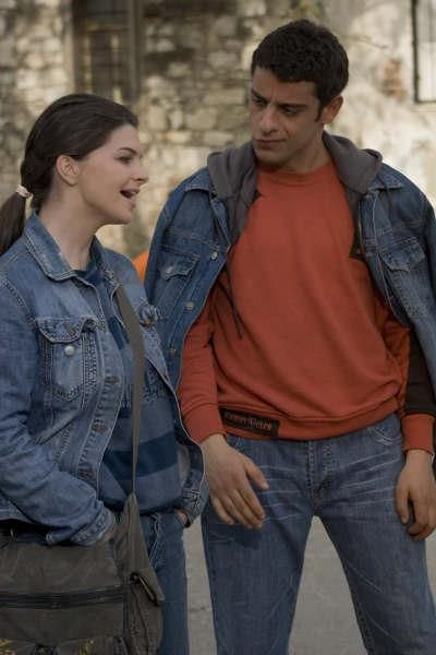 Belki son defa, belki yıllardan sonra
Sırlar içimde, korkarım anlatmaya
Aşk alır beni, kandırır beni
Küçük bi' çocuk gibi...

#KavakYelleri