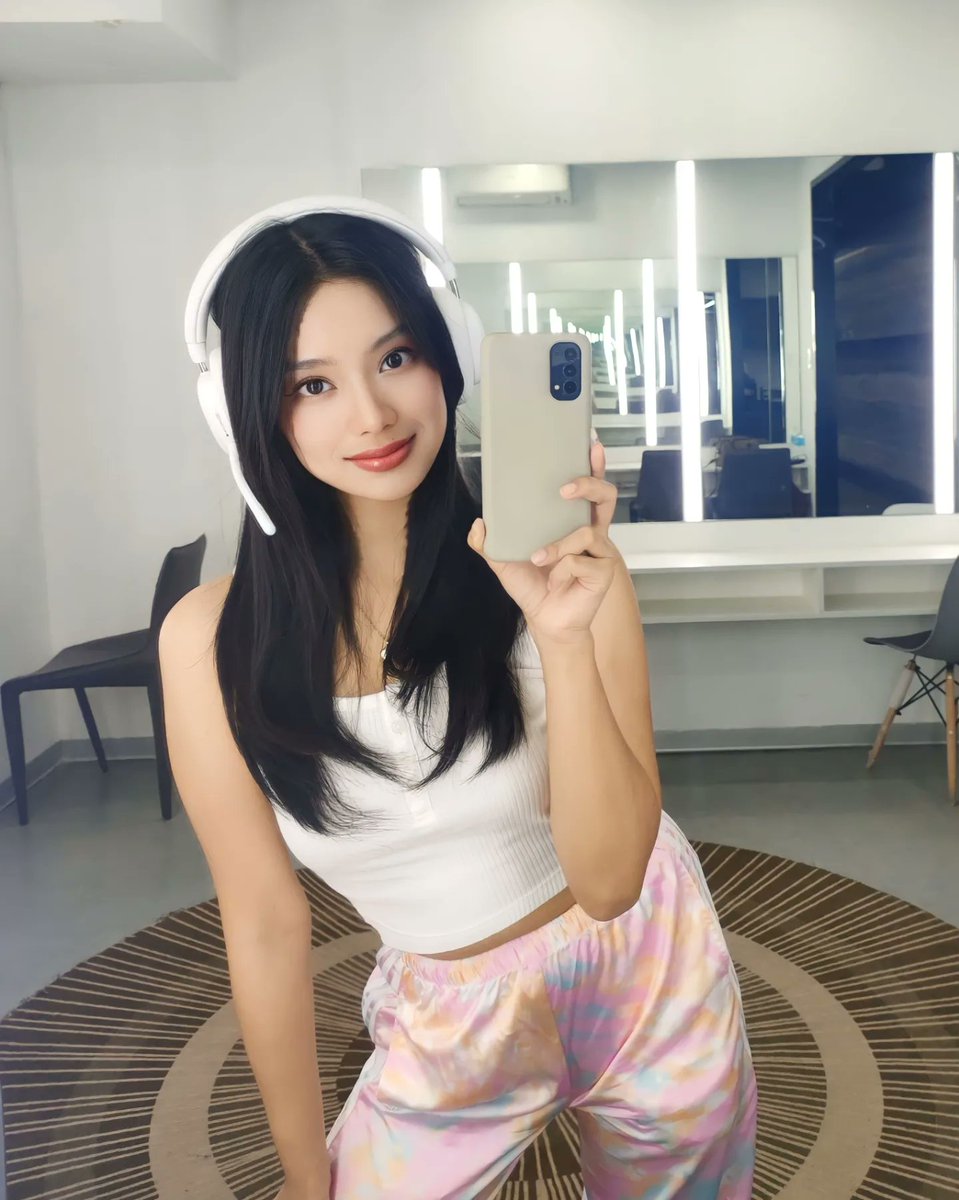 Benette4Eva's tweet photo. Join me later at my stream in @bolatvph at 8:30pm to play Mobile Legends and at 1:30 am to play Wildrift!❤️

Let me be your tank!

Stream here at the exact time: https://t.co/0ZLrGSnfde

I have cute headphones from @Logitech 🥺

#gaming #ootd #selfie #gamer #gamergirl #fashion https://t.co/fPLsM6g0cr