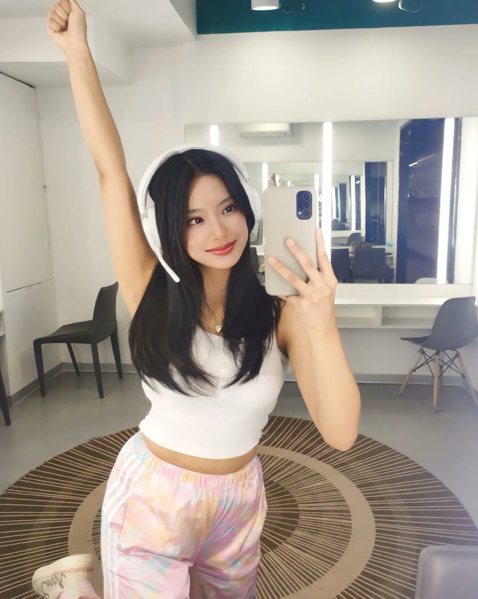 Benette4Eva's tweet photo. Join me later at my stream in @bolatvph at 8:30pm to play Mobile Legends and at 1:30 am to play Wildrift!❤️

Let me be your tank!

Stream here at the exact time: https://t.co/0ZLrGSnfde

I have cute headphones from @Logitech 🥺

#gaming #ootd #selfie #gamer #gamergirl #fashion https://t.co/fPLsM6g0cr