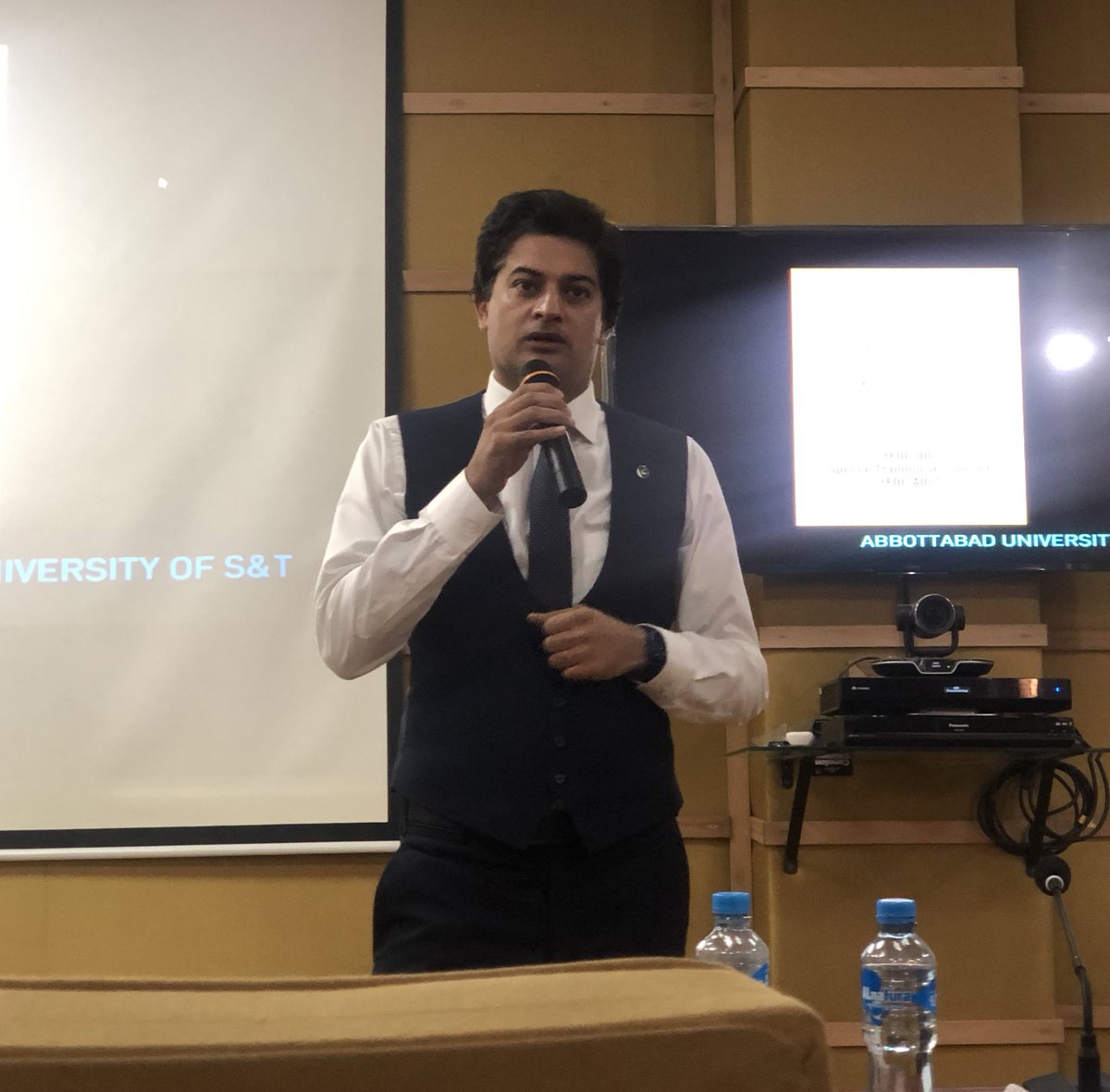 azkthr's tweet image. #UOLxAUST Workshop #FromIdeatoImpact 

An excellent motivational talk by AUST’s Director Training @MHJahangiri