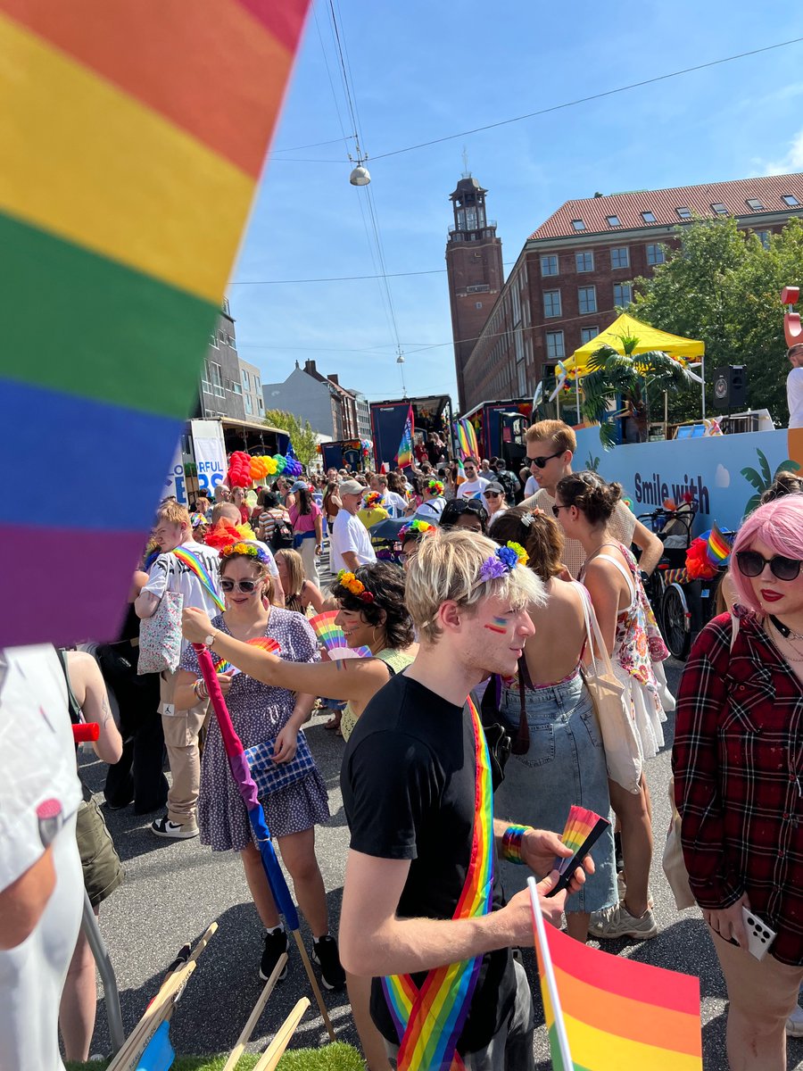 Regnbueflaget vajer over det gamle universitet - og om lidt fylder hundredvis af studerende og ansatte resten af byen med fest og farver. God Pride alle sammen.