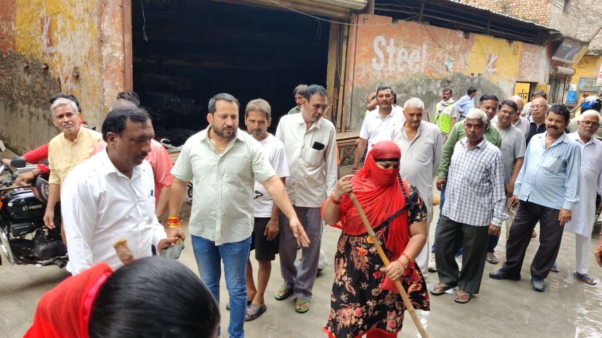 bhaipawanrathi's tweet photo. मधु विहार A व A1 ब्लॉक में आज सभी सम्मानित क्षेत्रवासियो के साथ मिलकर सफ़ाई अभियान में गलीयो और रोड को बिल्कुल अच्छे से साफ़ किया गया।
#pawanrathi https://t.co/mWpyRJweXn