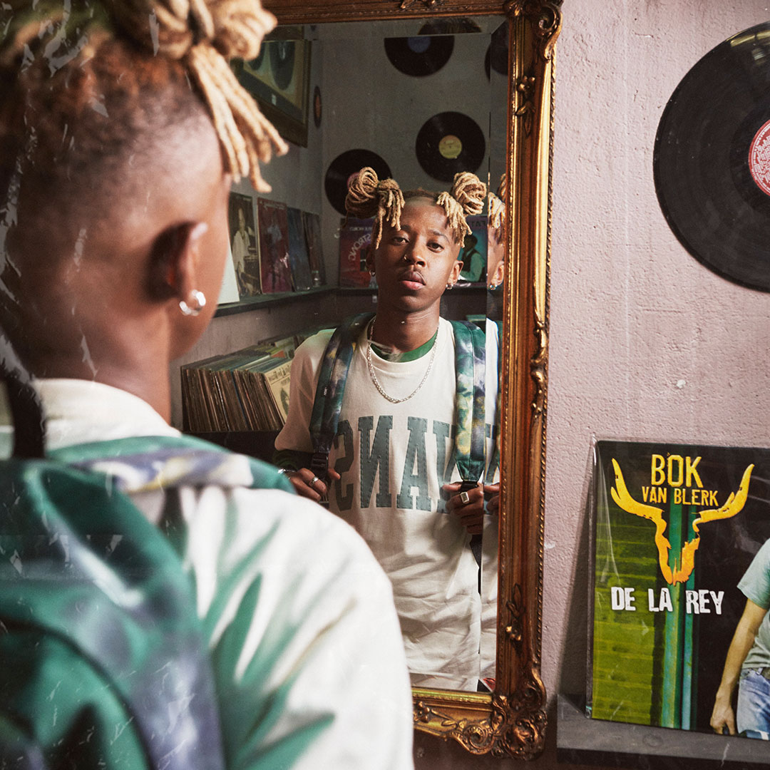 sportsceneSA's tweet photo. Rapping, singing or producing, Ukhanyo’s #OffTheWall energy is the perfect storm brewing to break.
Shop Ukhanyo’s Vans fit in the sportscene #HouseOfBrands in all stores & online on Bash: https://t.co/XCtQcPeFUN
#RecordStoreVibes #StreetwearFinds #Houseofbrands https://t.co/RpSaMzglz1