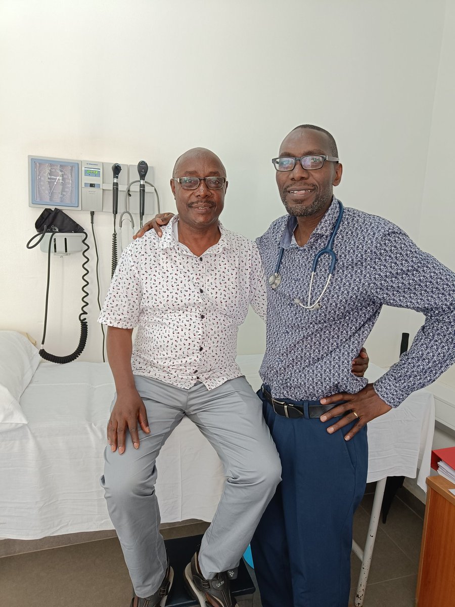 Meet our champion 🏆 for the day. Mr Kansiime donated one of his kidneys to Mr Mucunguzi. Both donor and recipient are fine celebrating🎈🥳 one year today. @Ug_kidneyf @MinofHealthUG @ASOU_Official We are ready to move to the next level in Uganda. Photo shared with consent 😉