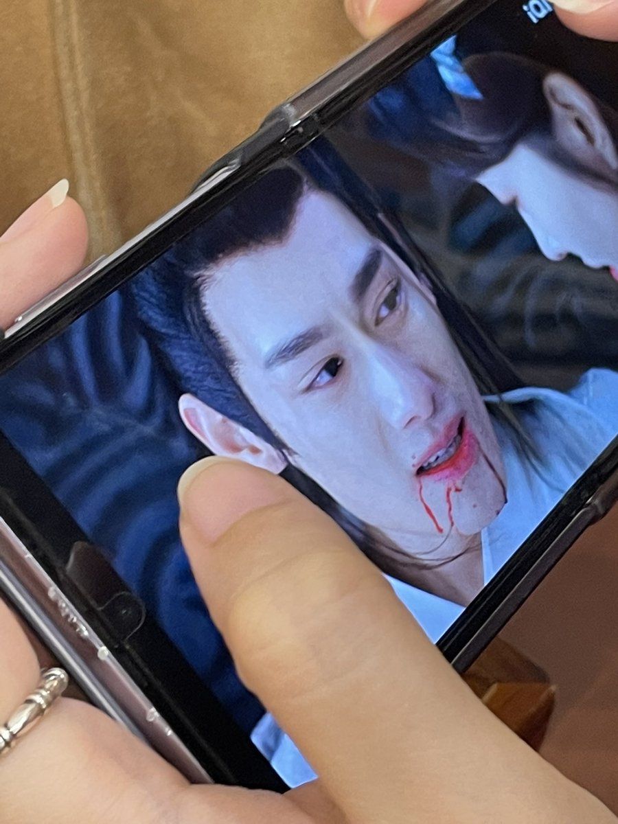 zcvely's tweet photo. 어떤 여자 카페에서 진연 보면서 울음 https://t.co/FaGwtNDbe9