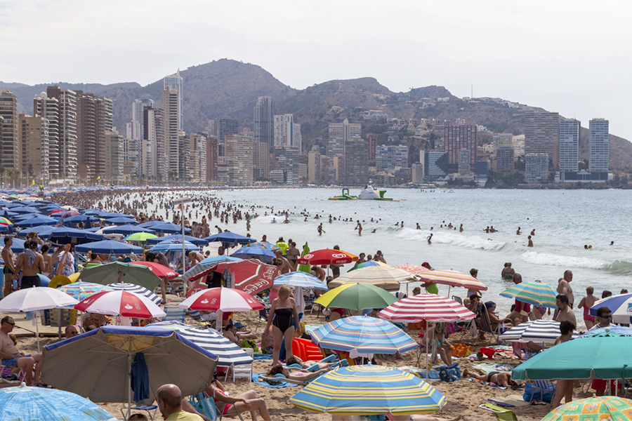 CUPBarcelona's tweet photo. Amb només el 0,2% de la població mundial, els Països Catalans acumulem més del 3% del turisme total del planeta! 

En sequera, els camps no es poden regar, però un turista pot consumir 5 cops més aigua que una veïna!
#DecreixementJa! #StopTurismeMassiu 📢 https://t.co/UG4q22KrK3
