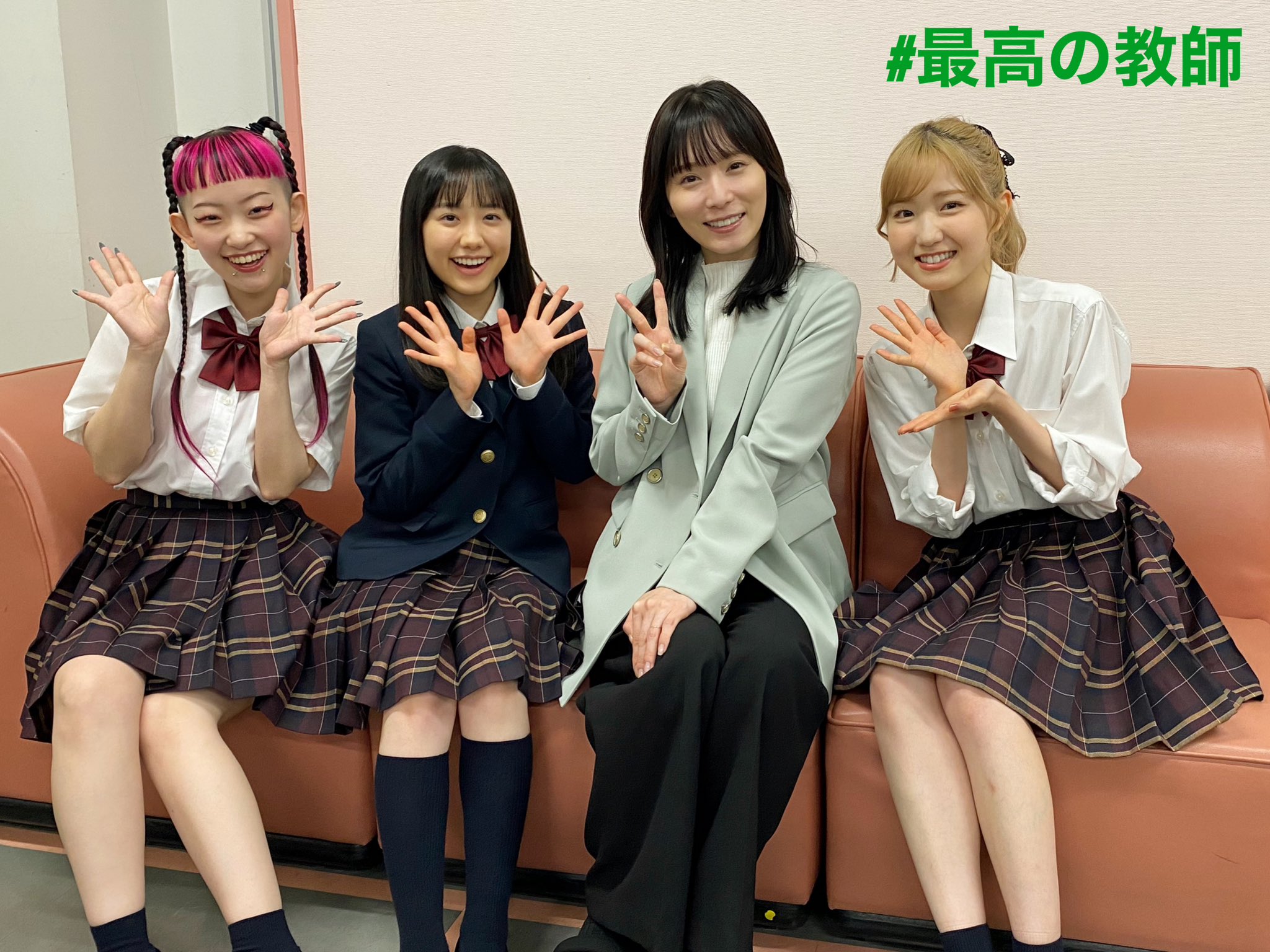 最高の教師 全巻完結セット dvd 松岡茉優/芦田愛菜/莉子/田中美久/本田仁美 芦田愛菜の肩に手を置く松岡茉優 『最高の教師』ポスター
