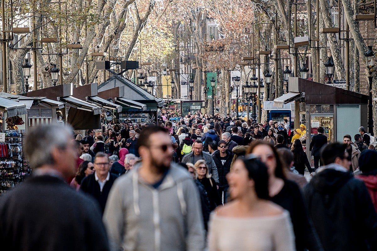 CUPBarcelona's tweet photo. Amb només el 0,2% de la població mundial, els Països Catalans acumulem més del 3% del turisme total del planeta! 

En sequera, els camps no es poden regar, però un turista pot consumir 5 cops més aigua que una veïna!
#DecreixementJa! #StopTurismeMassiu 📢 https://t.co/UG4q22KrK3