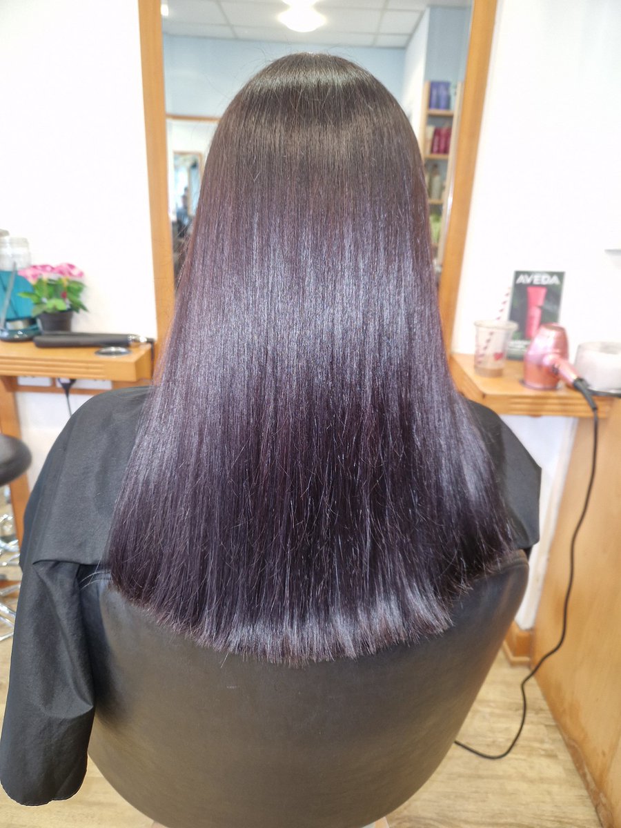 headmasters_ltd's tweet photo. How stunningly gorgeous is this rich chocolatey purple? The shine is truly something to behold! @aveda colour in the hands of a gifted stylist is a knockout combination 🪄✨💜
#aveda #avedaartist #avedacolor #avedasalon #glossyhair #shine #vegan #gorgeoushair https://t.co/uwULYYtE2Y