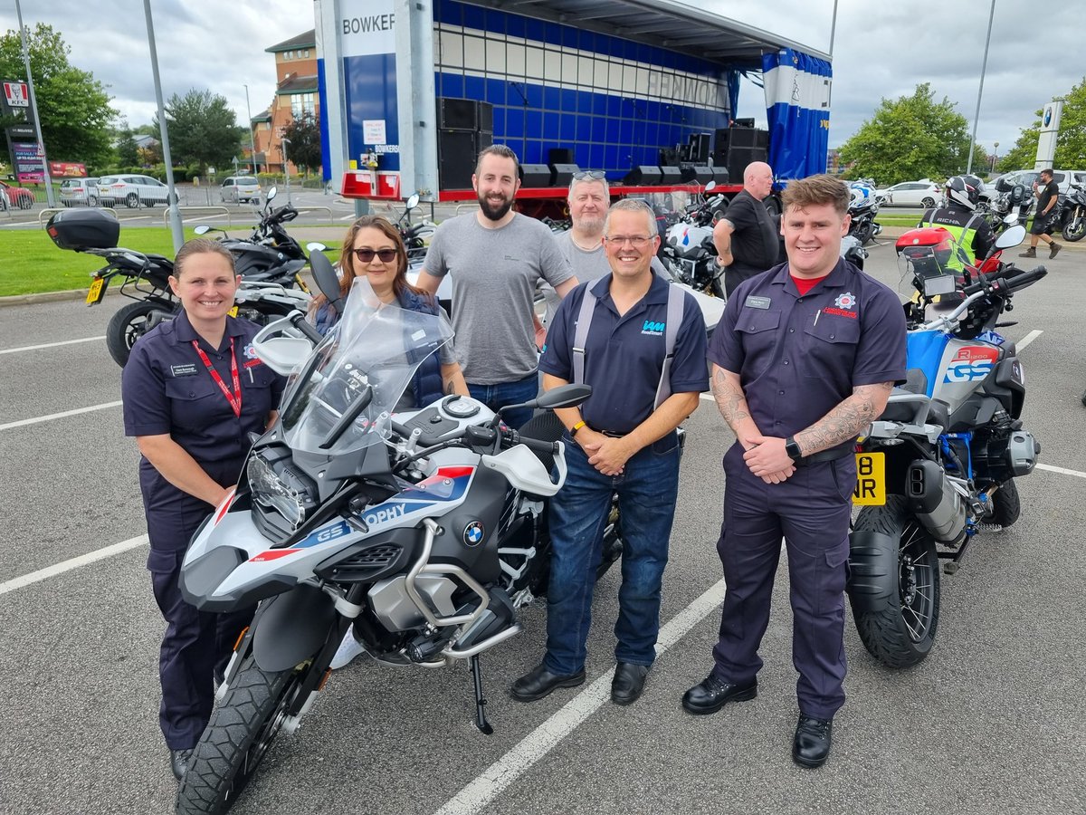 BikerDownLancs's tweet photo. @BikerDownLancs Team photo with @BowkerMotorrad and Neil's lovely new GS โค๏ธ๐โค๏ธ https://t.co/ZqexiTbEG5