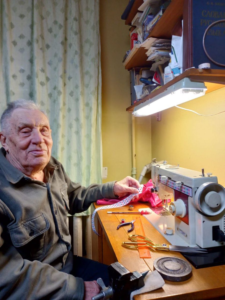 Моя девушка рассказала мне про человека, который в 90 лет начал делать хозяйственные сумки. У нас эти сумки тоже есть!
Меня вообще восхищают люди, которые могут созидать в любом возрасте. Значит, у меня тоже всё может получиться. Решил восхвалить труд человека через тред🔽