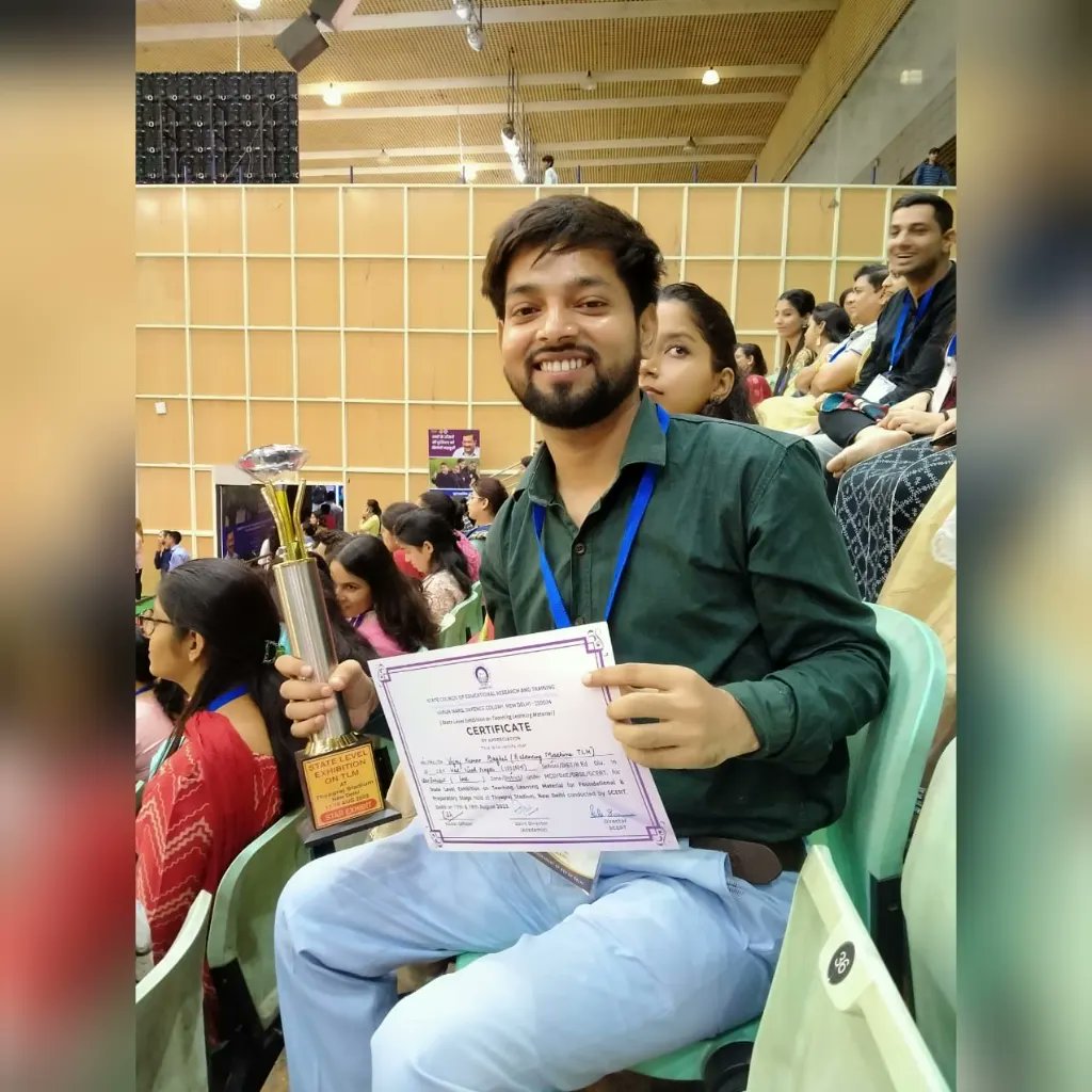im_vj_pal's tweet photo. I as a teacher of delhi govt Got 1st Prize in State level TLM Competition held at Tyagraj stadium.  Award was presented by Honorable @gupta_iitdelhi  Sir, Our Director @Dir_Education 

@NssRsbv 
Thank you @AtishiAAP ma'am for giving this huge respect to primary teachers like us🙏 https://t.co/KyGUdhl6A1