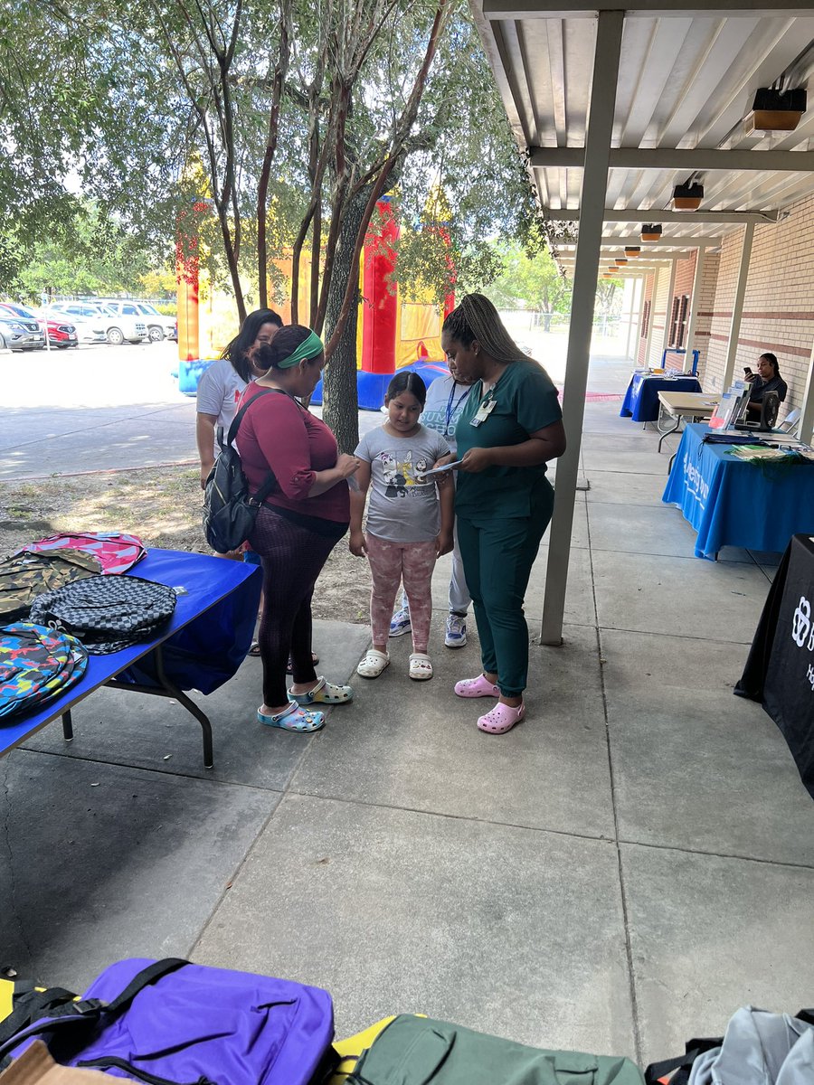 msRoshundriaK's tweet photo. @MadingES making a positive impact on our community consistently! Loving Every Growth Opportunity https://t.co/MdiZNs3Yrw.O. #lego  @HoustonISD @SouthArea_HISD https://t.co/VJVnSAQzSz