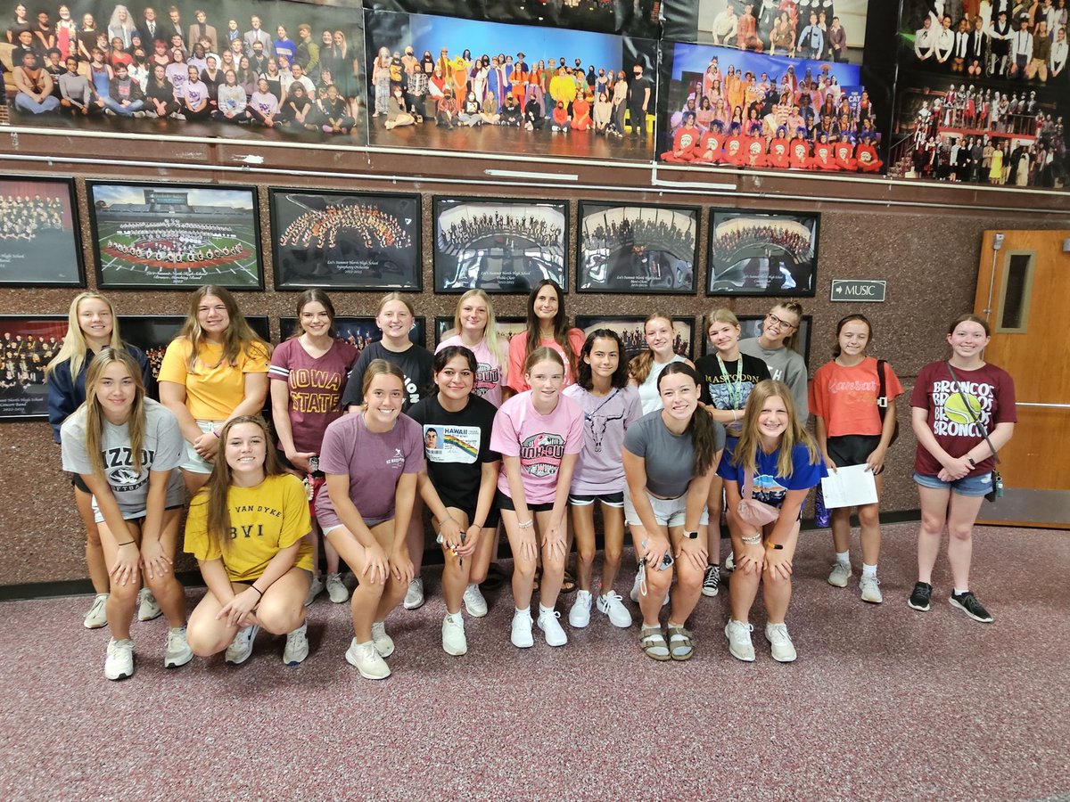 lsntennis's tweet image. Great group of Broncos helping with the Back to School Bash community school supply drive today! Thanks Girls. #GiveBack, #LiveTheCode