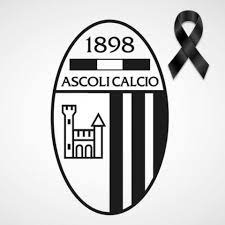 PicenoTime's tweet photo. #CosenzaAscoli, bianconeri in campo con il lutto al braccio per la scomparsa di Carlo #Mazzone e Francesco #Scorsa. Prima dell'inizio del match un minuto di raccoglimento https://t.co/n5KJGn4zdT #COSASC #SerieB https://t.co/nxb1aYFajB