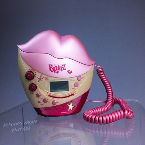 whotfisjovana's tweet image. thinking about the Bratz lip phone