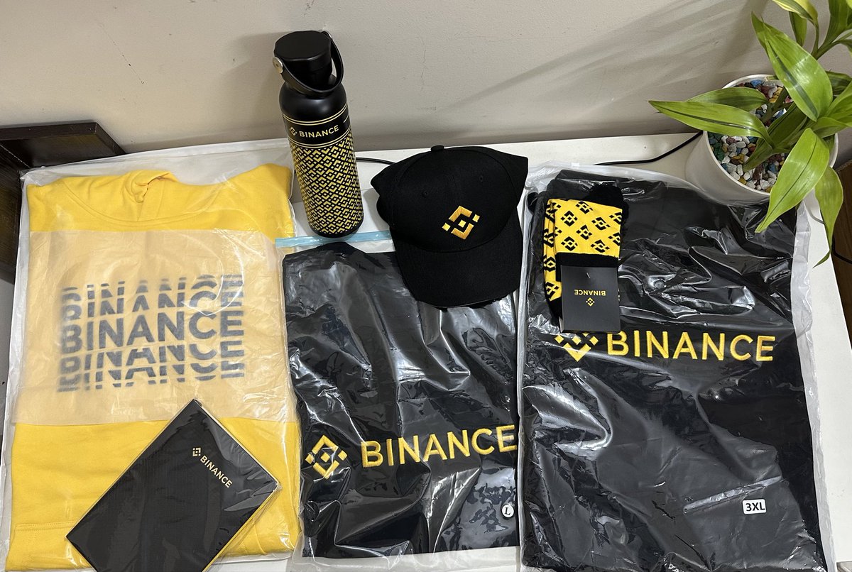 hiRavenCrypto's tweet photo. Nothing. 
Just showing of my #Binance Merch 🫣 https://t.co/xCzdl2nm9B